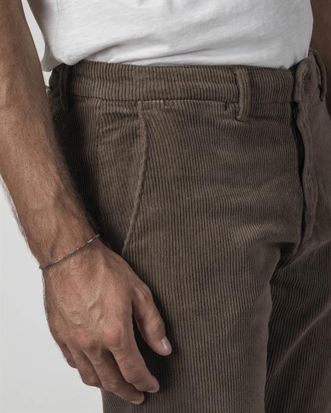 CHINO LONG SLIM CORDUROY 500 STRIPES G/D MUD