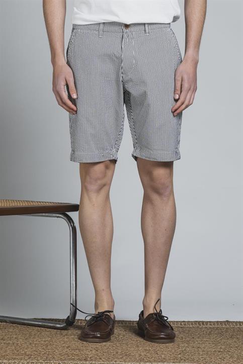 CHINO SHORT COMF.SEERSUCKER Y/D NAVY STRIPE