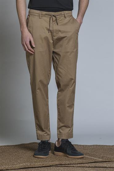 CHINO LONG COMF.TWILL STRETCH C/WASH F/D COOKIE